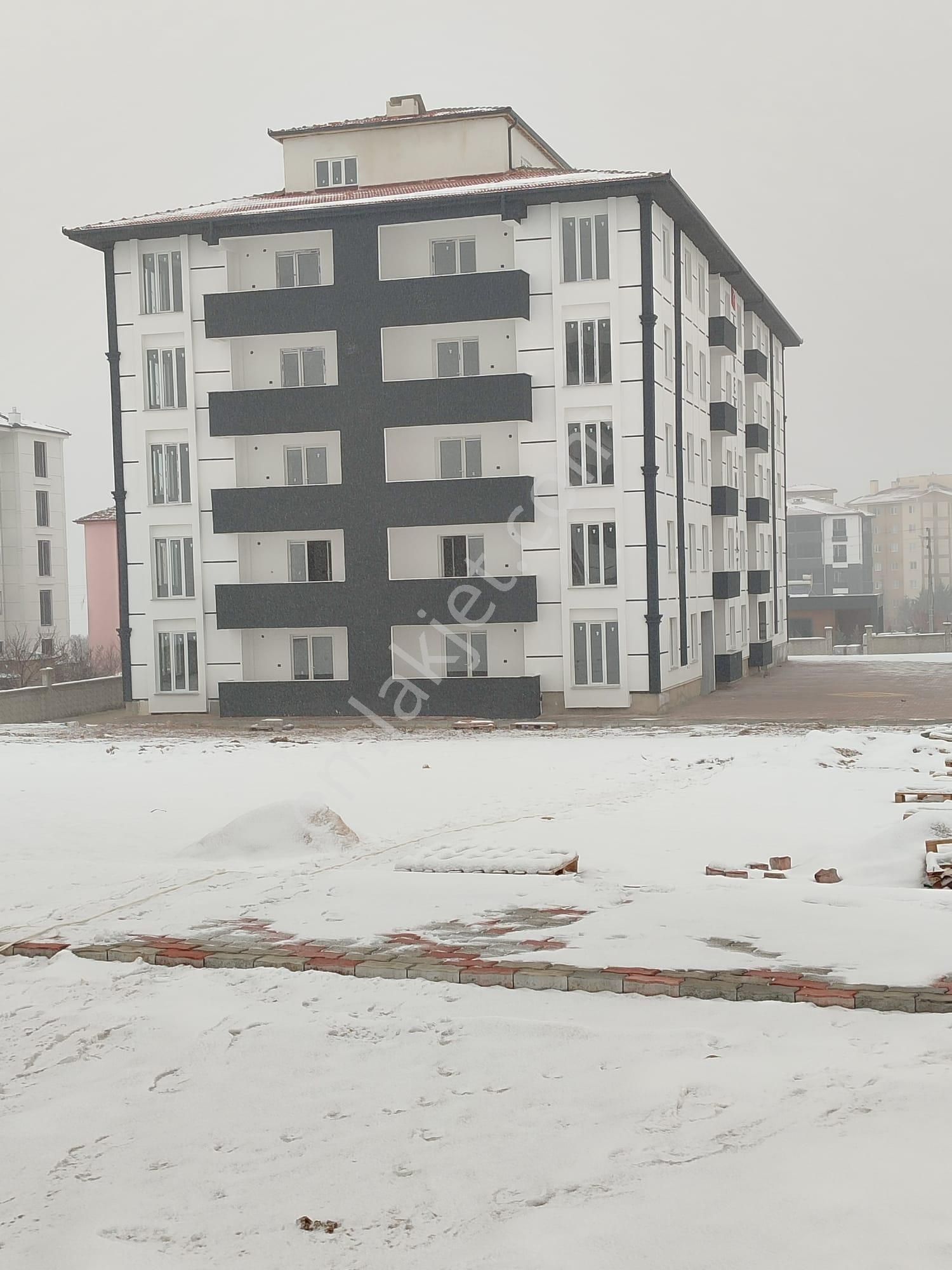 Toros Mahallesinde Satılık Sıfır Bina Kapalı Garajlı