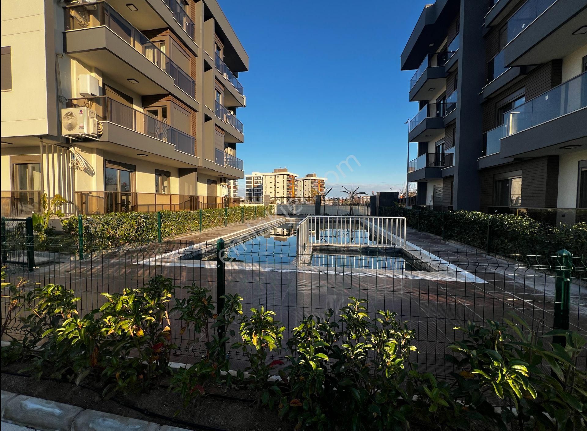 Yüzme Havuzlu Otoparklı Lüks Sitede 1+1 Daireler