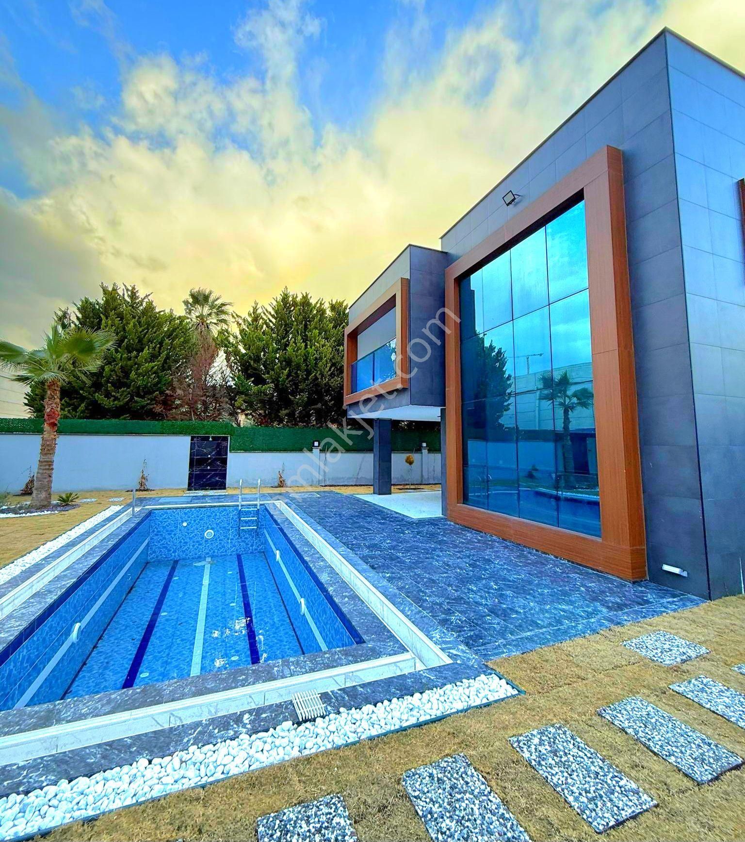 Kuşadasında 750 M2 Müstakil Arsa İçinde Özel Havuzlu Sıfır Villa