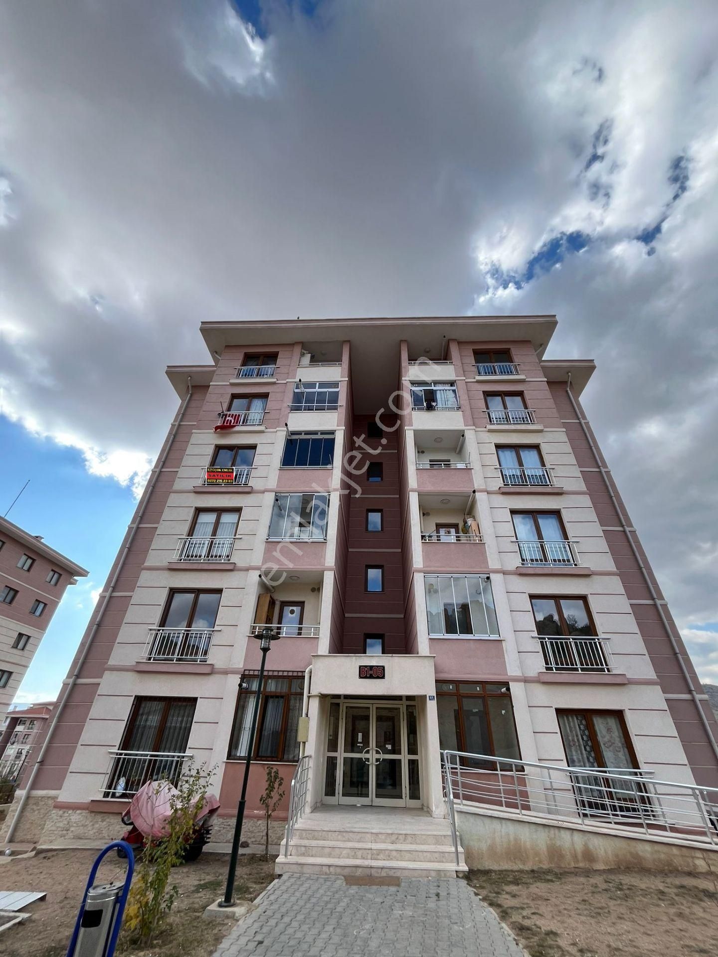 Afyon Üçok Emlaktan Kanlıca Mah Tokide Satılık Temiz Bakımlı 2+1 Arakat Fırsat Daire