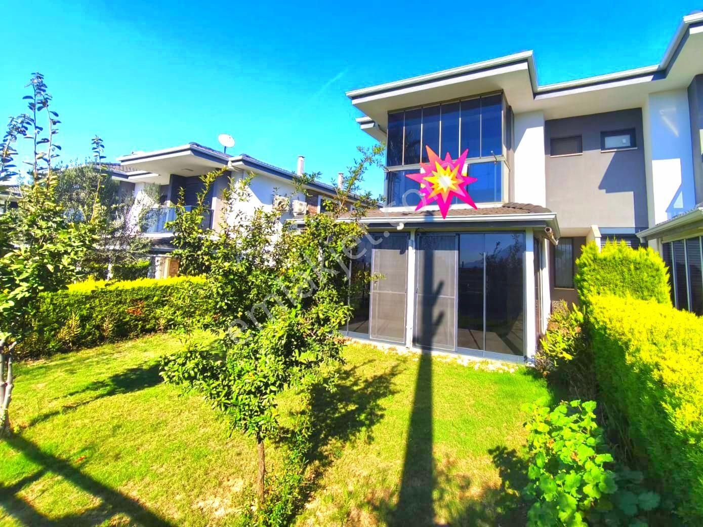 Kuşadasında Havuzlu Sitede Otoparklı Bahçeli 3+1 Villa - Görsel 2