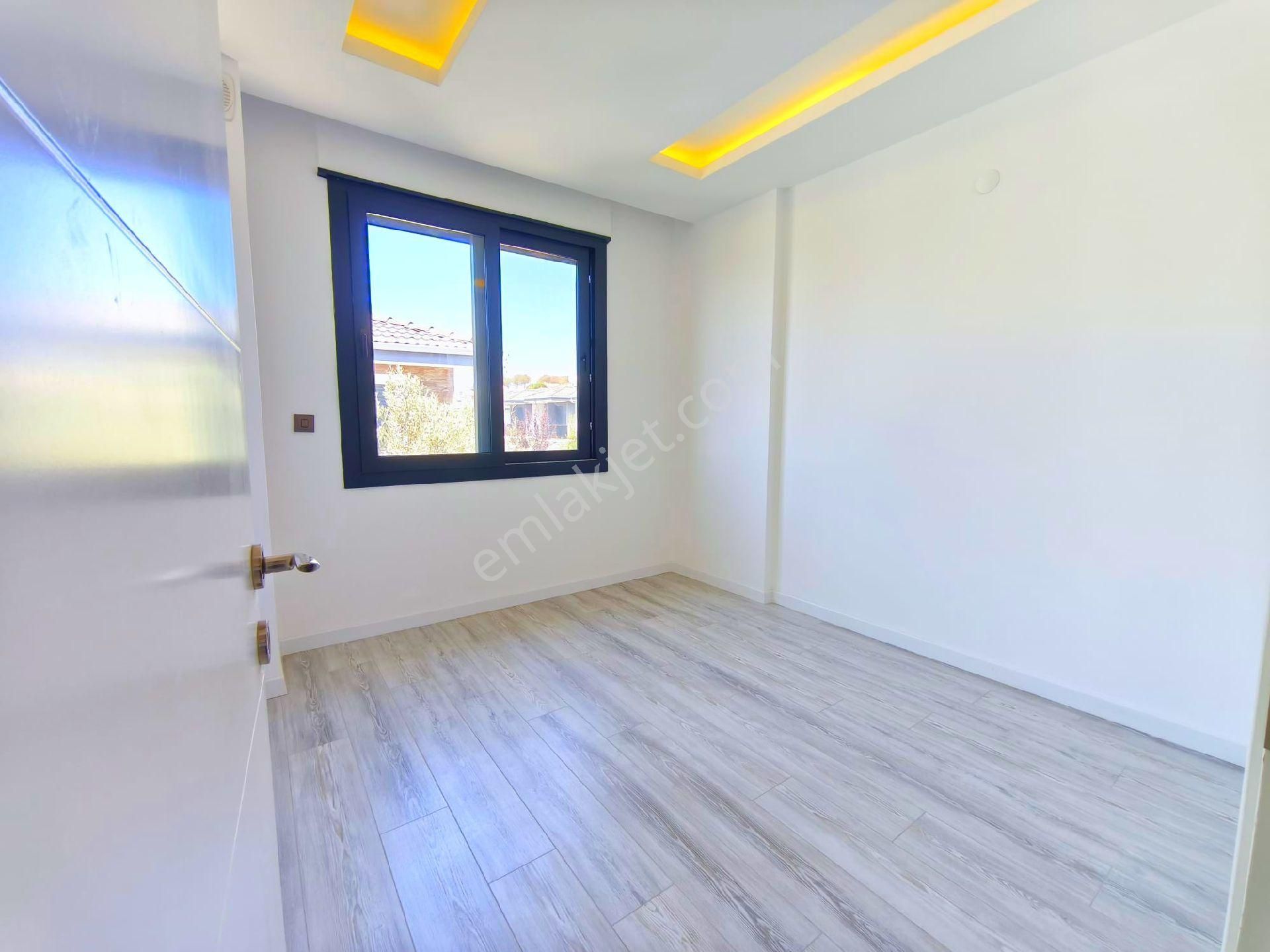 Kuşadasında Havuzlu Sitede Otoparklı Bahçeli 3+1 Villa - Görsel 21