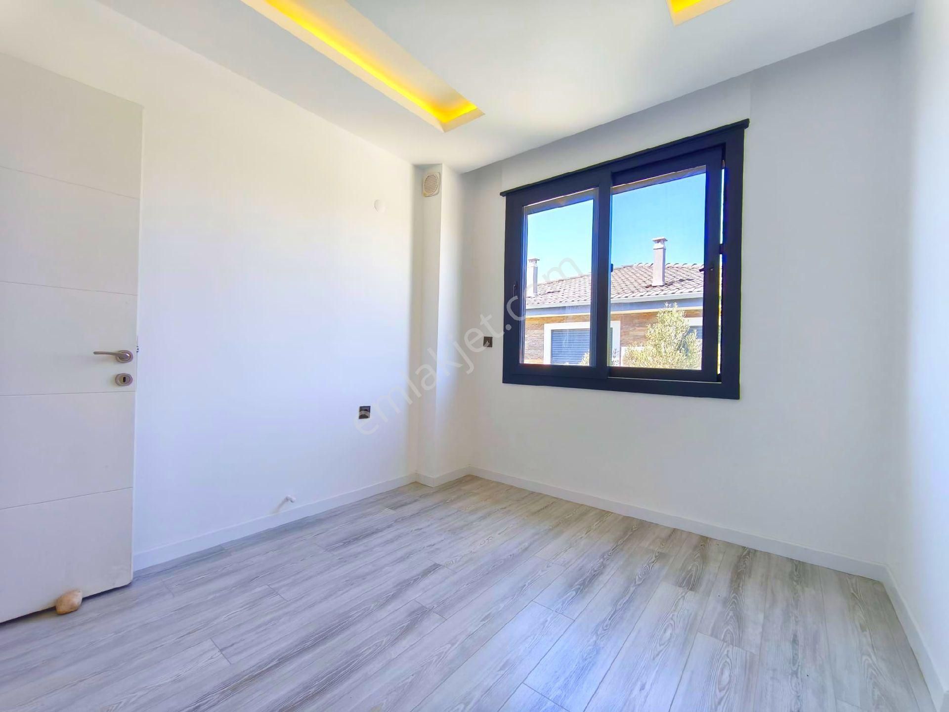 Kuşadasında Havuzlu Sitede Otoparklı Bahçeli 3+1 Villa - Görsel 20