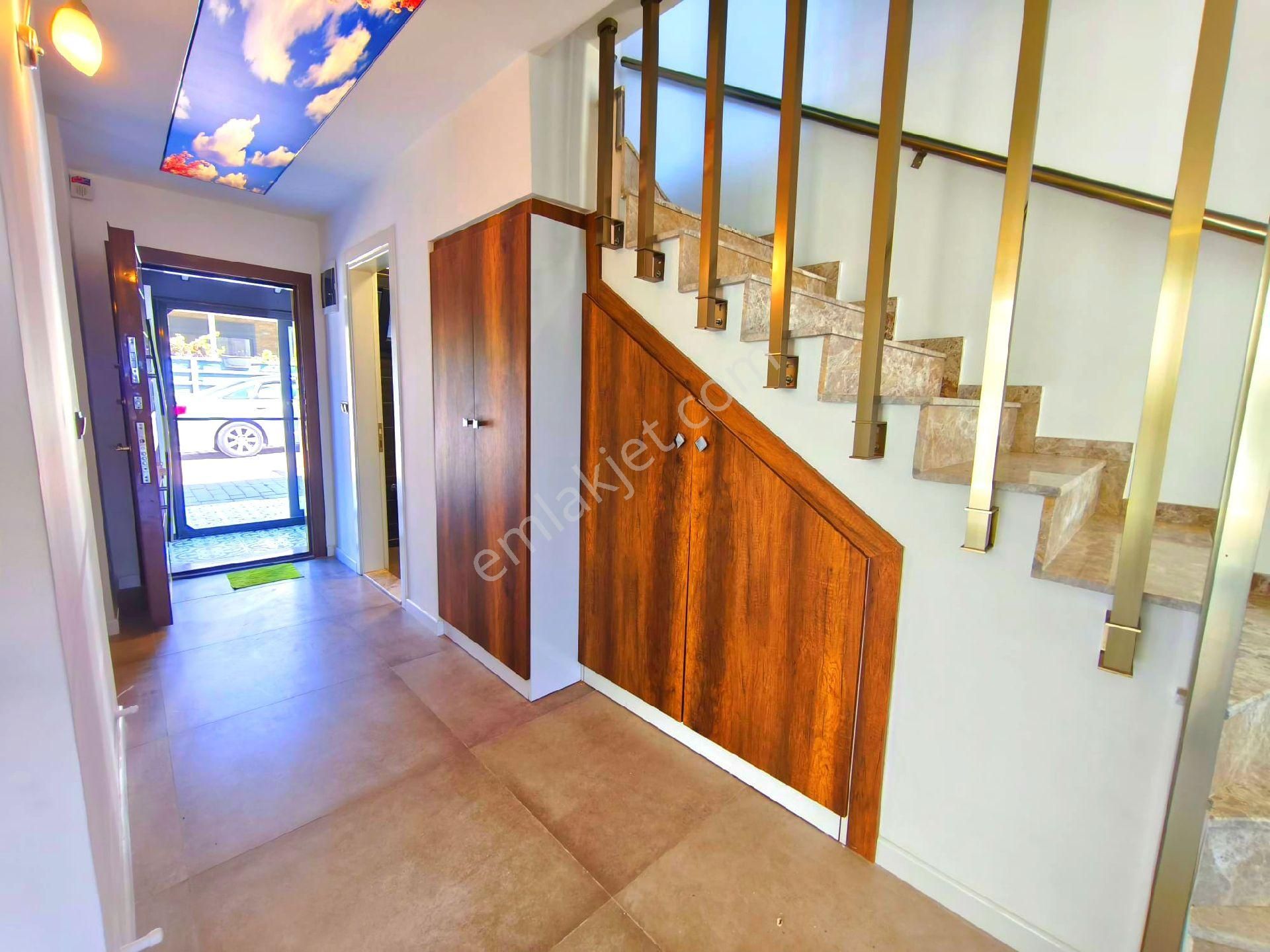 Kuşadasında Havuzlu Sitede Otoparklı Bahçeli 3+1 Villa - Görsel 6