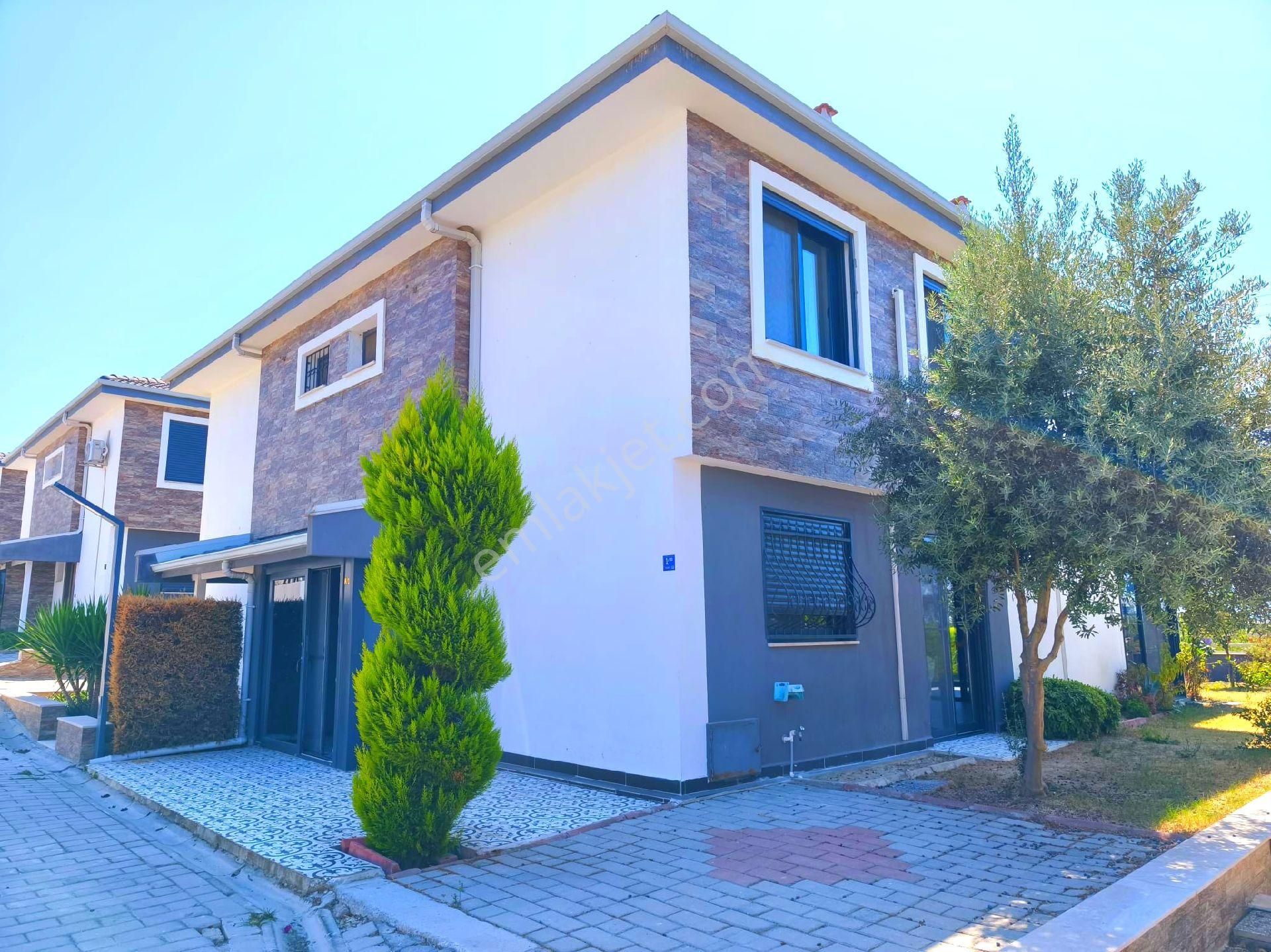 Kuşadasında Havuzlu Sitede Otoparklı Bahçeli 3+1 Villa - Görsel 31