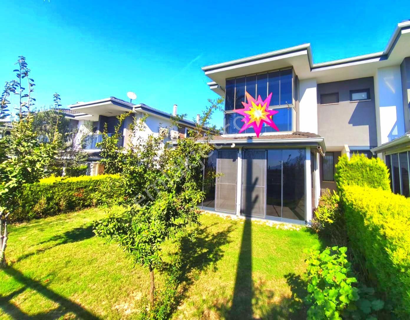 Kuşadasında Havuzlu Sitede Otoparklı Bahçeli 3+1 Villa