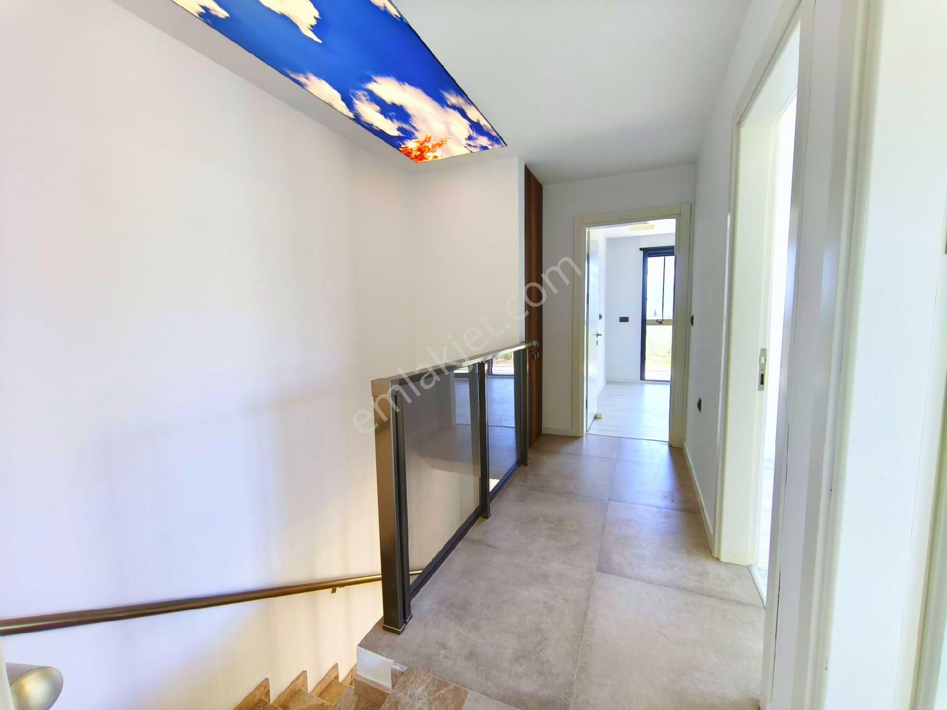 Kuşadasında Havuzlu Sitede Otoparklı Bahçeli 3+1 Villa - Görsel 18