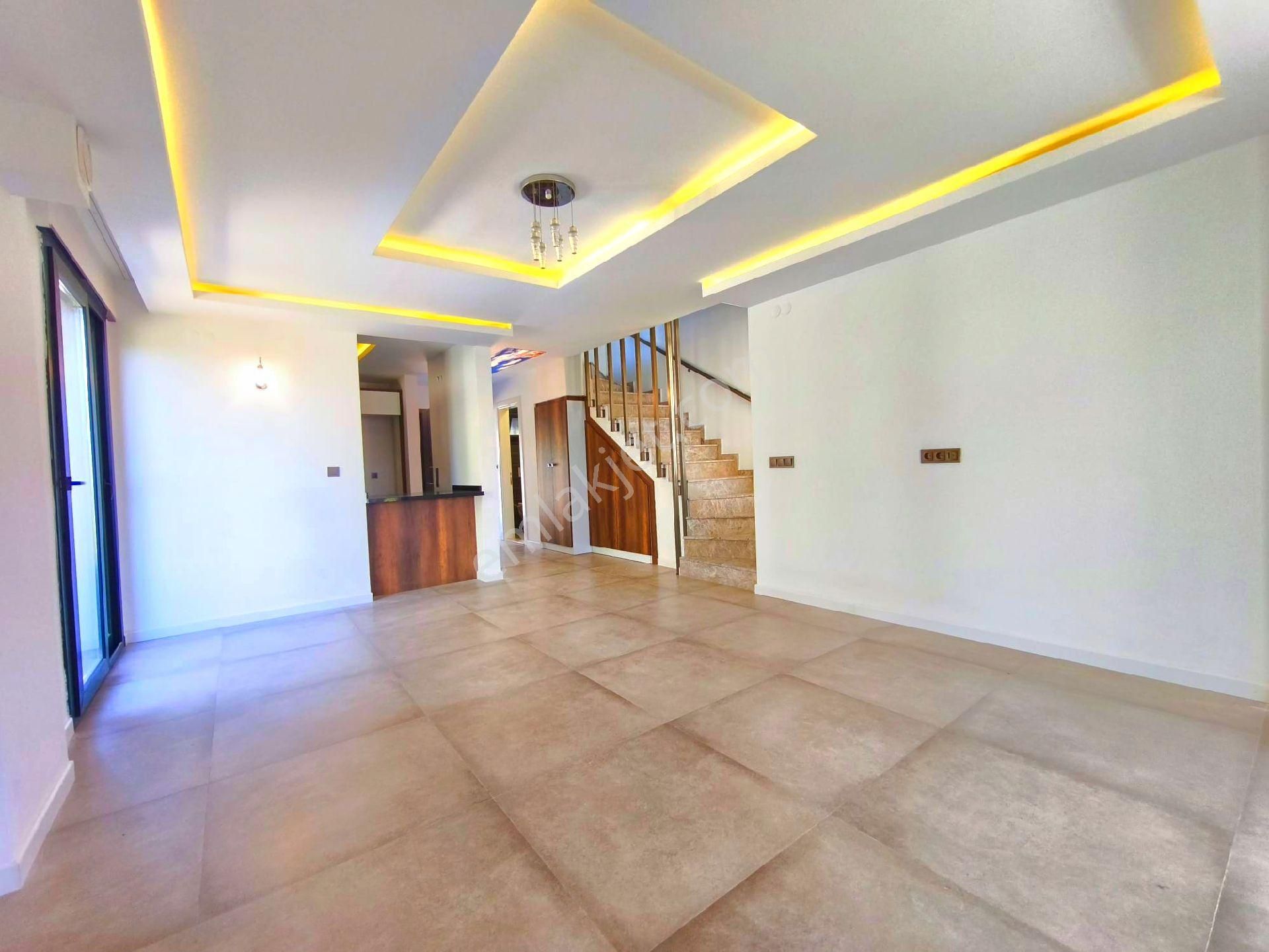 Kuşadasında Havuzlu Sitede Otoparklı Bahçeli 3+1 Villa - Görsel 4