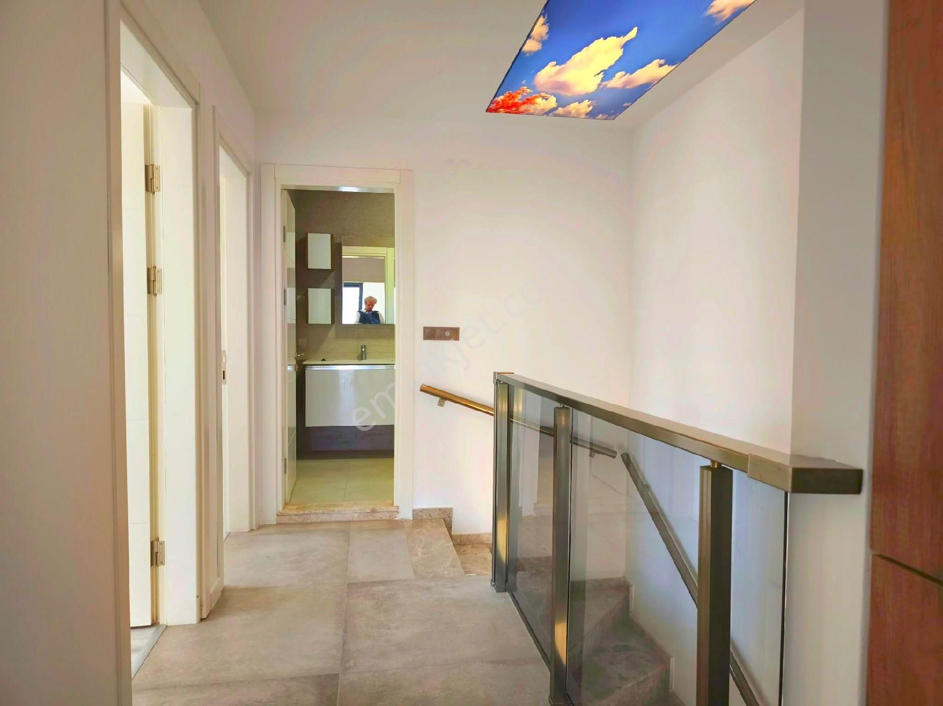 Kuşadasında Havuzlu Sitede Otoparklı Bahçeli 3+1 Villa - Görsel 23