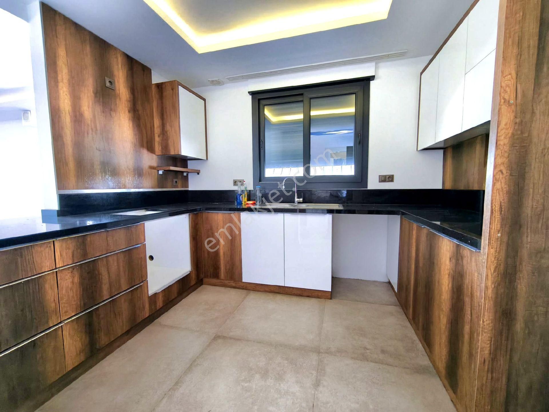 Kuşadasında Havuzlu Sitede Otoparklı Bahçeli 3+1 Villa - Görsel 3