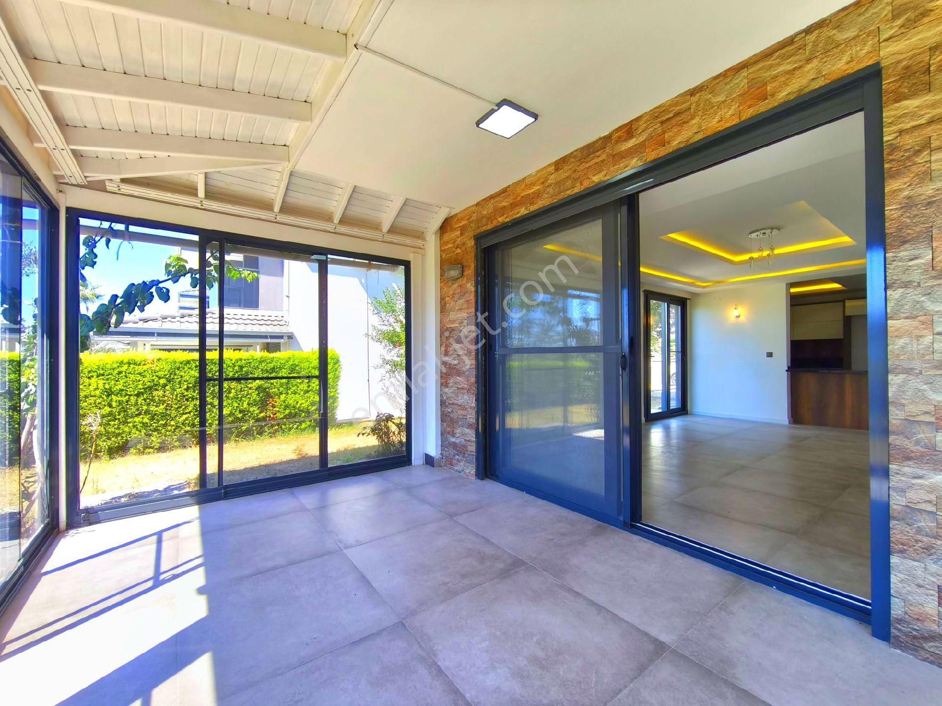 Kuşadasında Havuzlu Sitede Otoparklı Bahçeli 3+1 Villa - Görsel 11