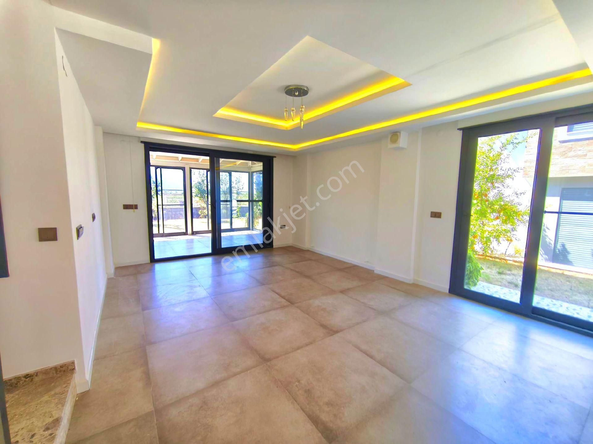 Kuşadasında Havuzlu Sitede Otoparklı Bahçeli 3+1 Villa - Görsel 5