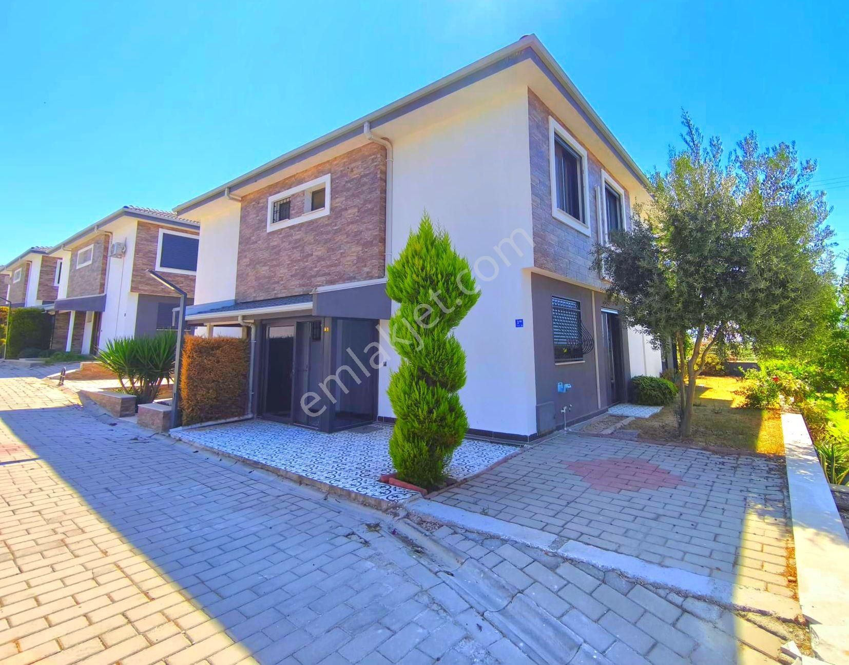 Kuşadasında Havuzlu Sitede Otoparklı Bahçeli 3+1 Villa - Görsel 32