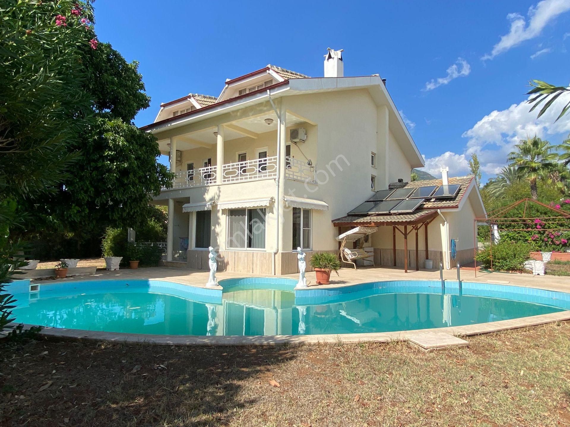 Muğla Köyceğiz Yenimahallede Satılık Lüx 7+2 Triplex Villa 2608m² Arsa İçinde