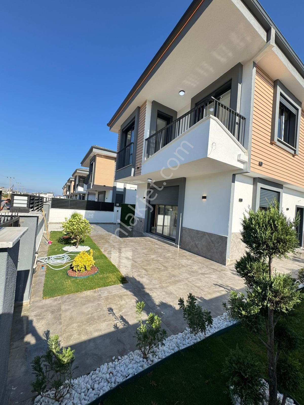 Efeler’de Tam Müstakil Havuzlu ,ayrı Mutfak Lüks Villa