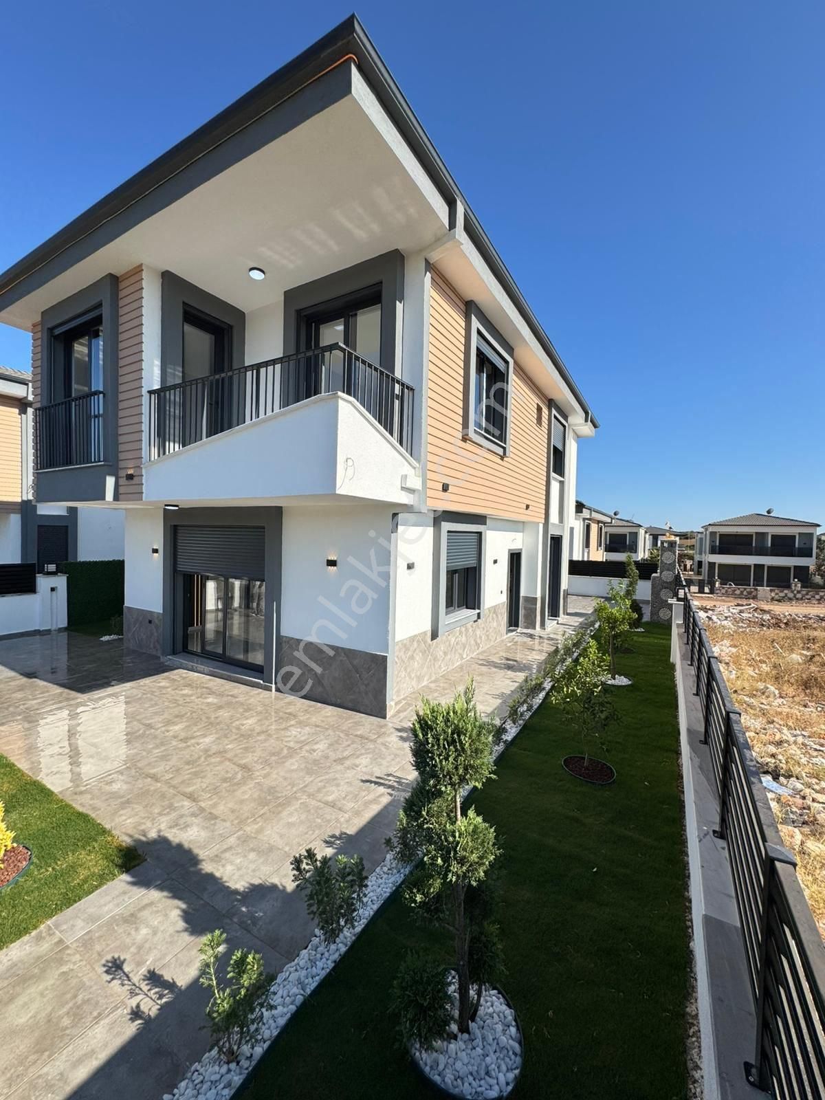 Efeler’de Tam Müstakil Havuzlu ,ayrı Mutfak Lüks Villa - Görsel 2