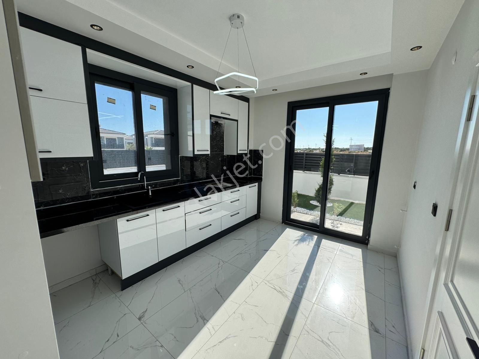 Efeler’de Tam Müstakil Havuzlu ,ayrı Mutfak Lüks Villa - Görsel 21