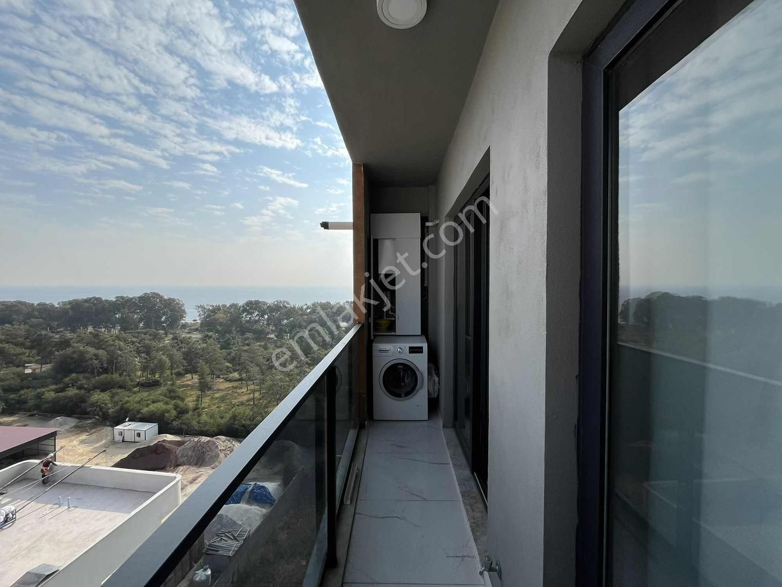 New Form'dan Mezitlide Deniz Manzaralı Eşyalı Satılık 4+1 Daire - Görsel 11