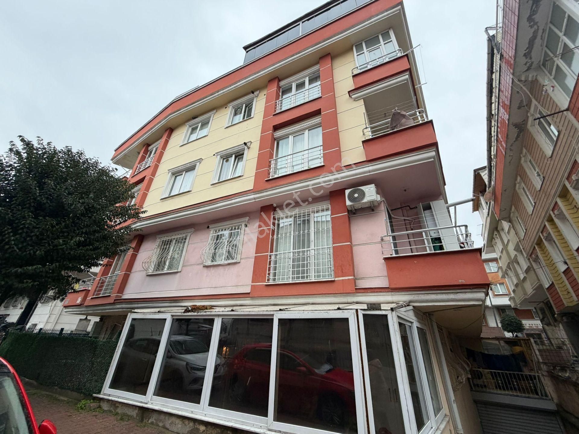 Bahçelievler'de 14 Yıllık Binada K.otoparklı 2+1 Ara Kat