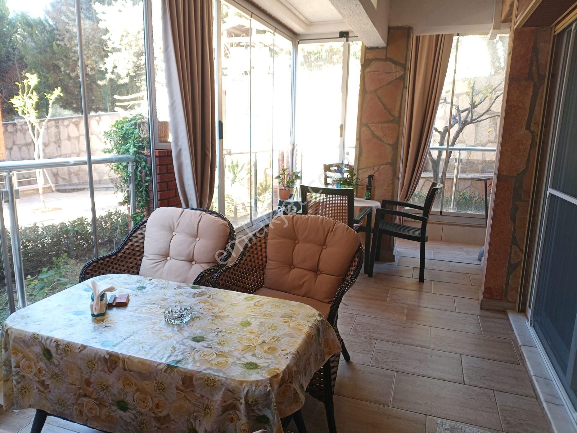 Kuşadası Ege Mahallesi’nde Satılık Kısmi Eşyalı 2+1 Bahçe Katı Daire