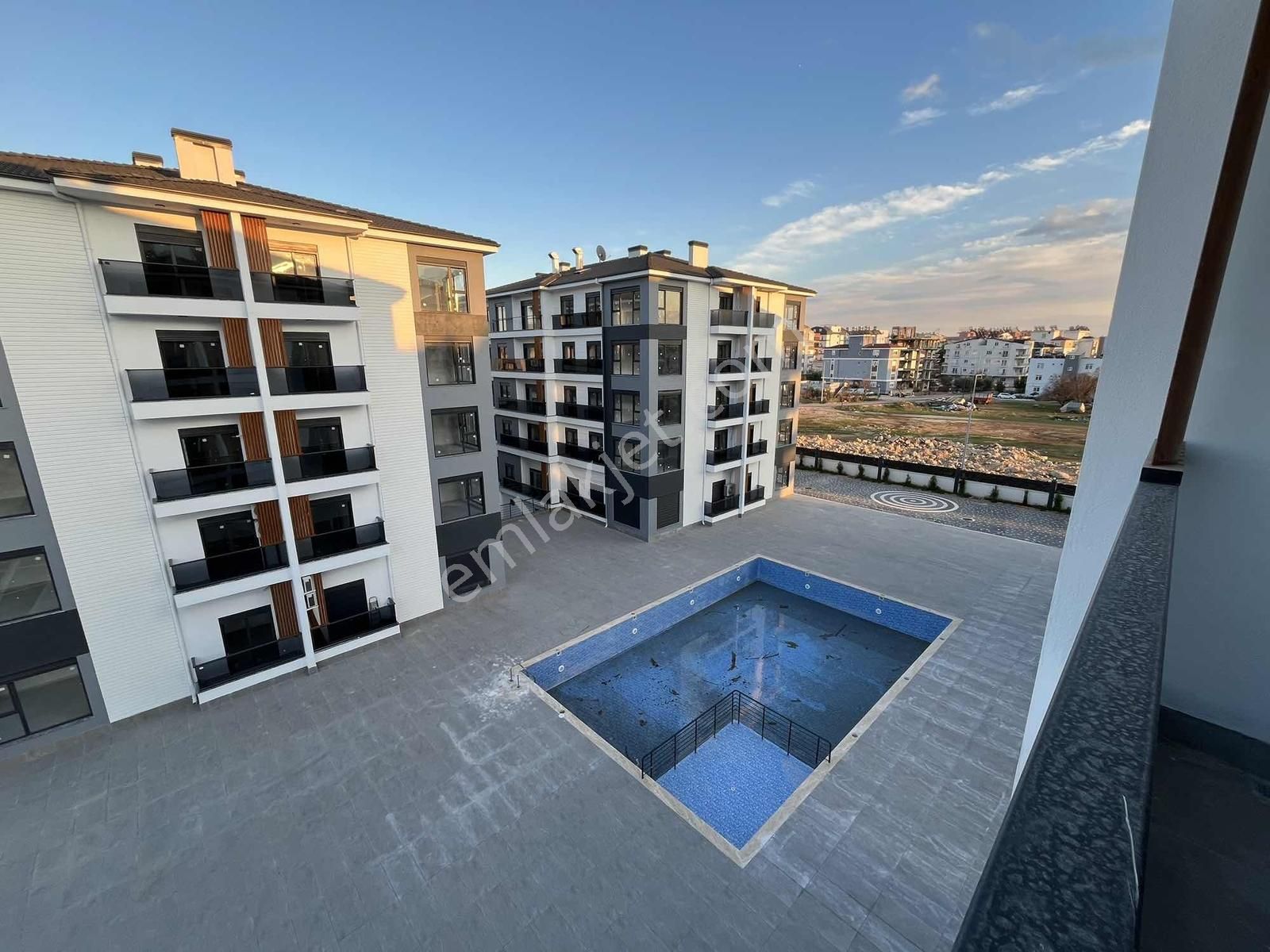 Balo Gayrimenkul'den Acil Döşemealtı Havuzlu Site 2+1 Daire