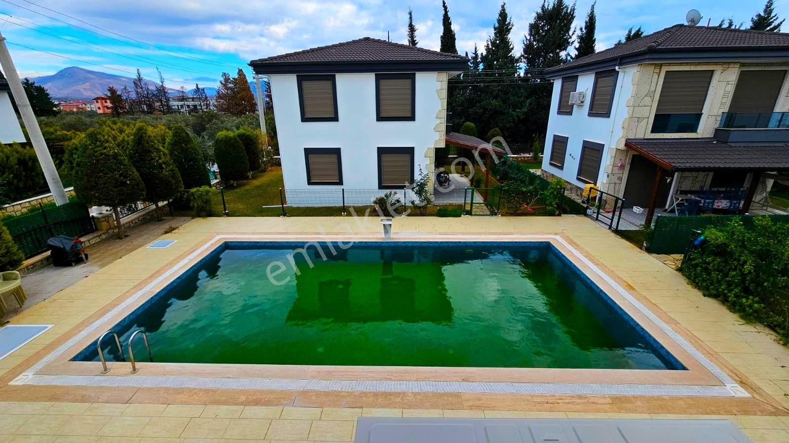 İzmi̇r Seferi̇hi̇sar Doğanbey De Satılık Müstaki̇l Havuzlu Yazlık 3+1