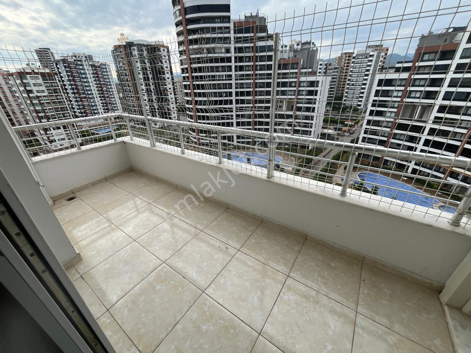 Mezitli Akdeniz'de Nezih Sitede Kiralık Geniş 4+1 Salon - Görsel 6