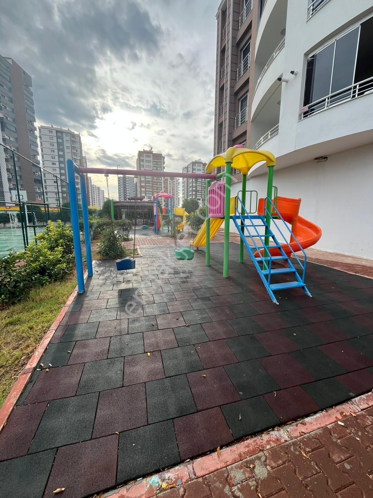 Mezitli Akdeniz'de Nezih Sitede Kiralık Geniş 4+1 Salon - Görsel 23