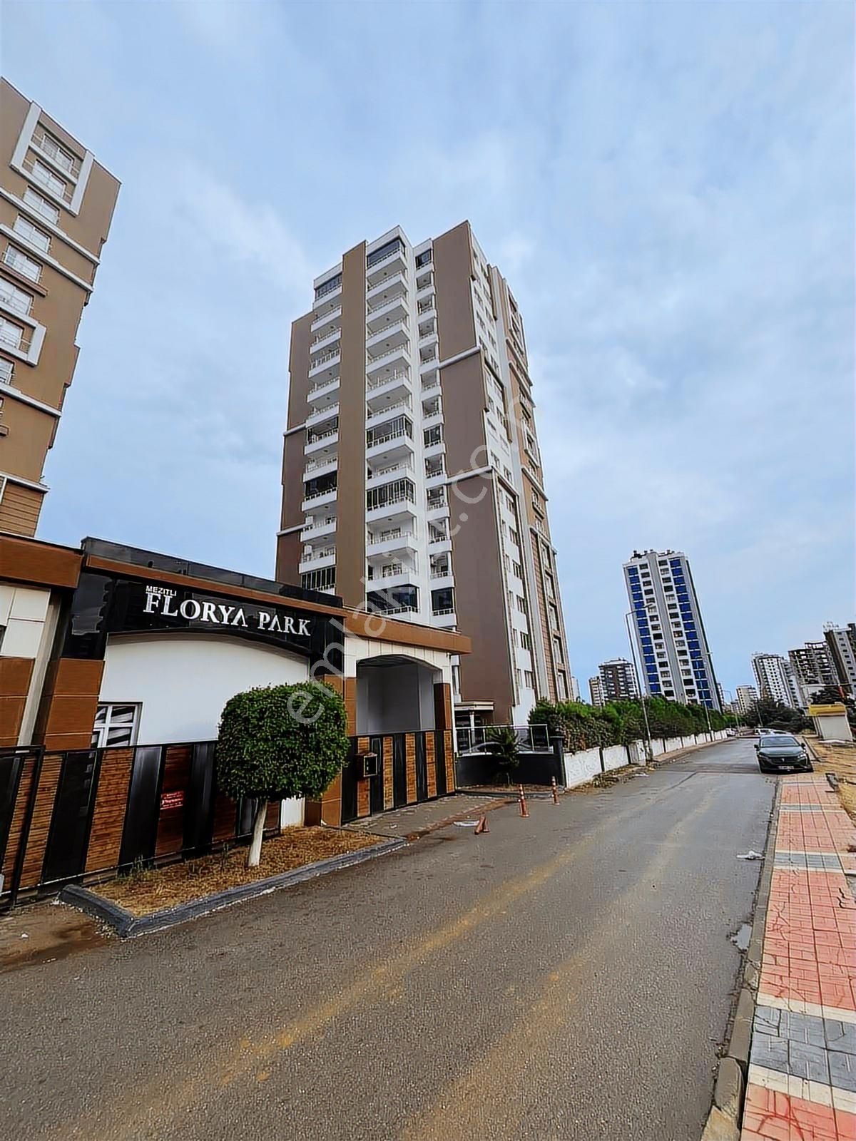 Mezitli Akdeniz'de Nezih Sitede Kiralık Geniş 4+1 Salon