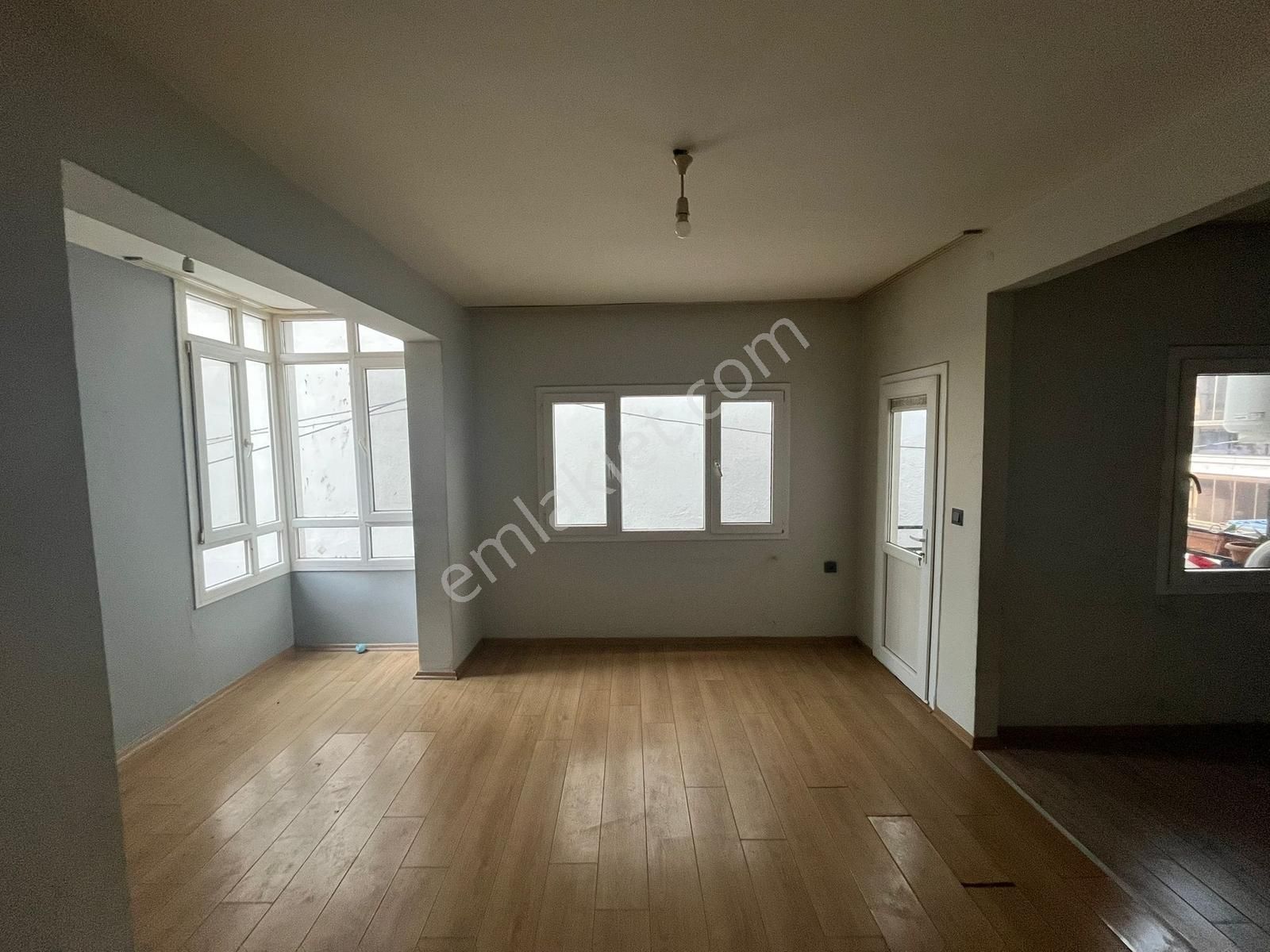 Saim Çıkrıkçı Caddesinde 2+1 Kiralık Daire - Görsel 2