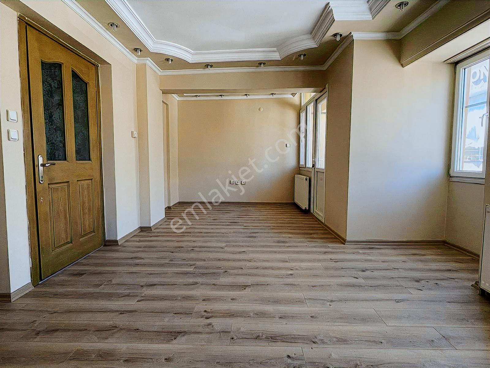 Ordu Caddesi Yanı Otoparklı Geniş 3+1 Ara Kat Kiralık Daire