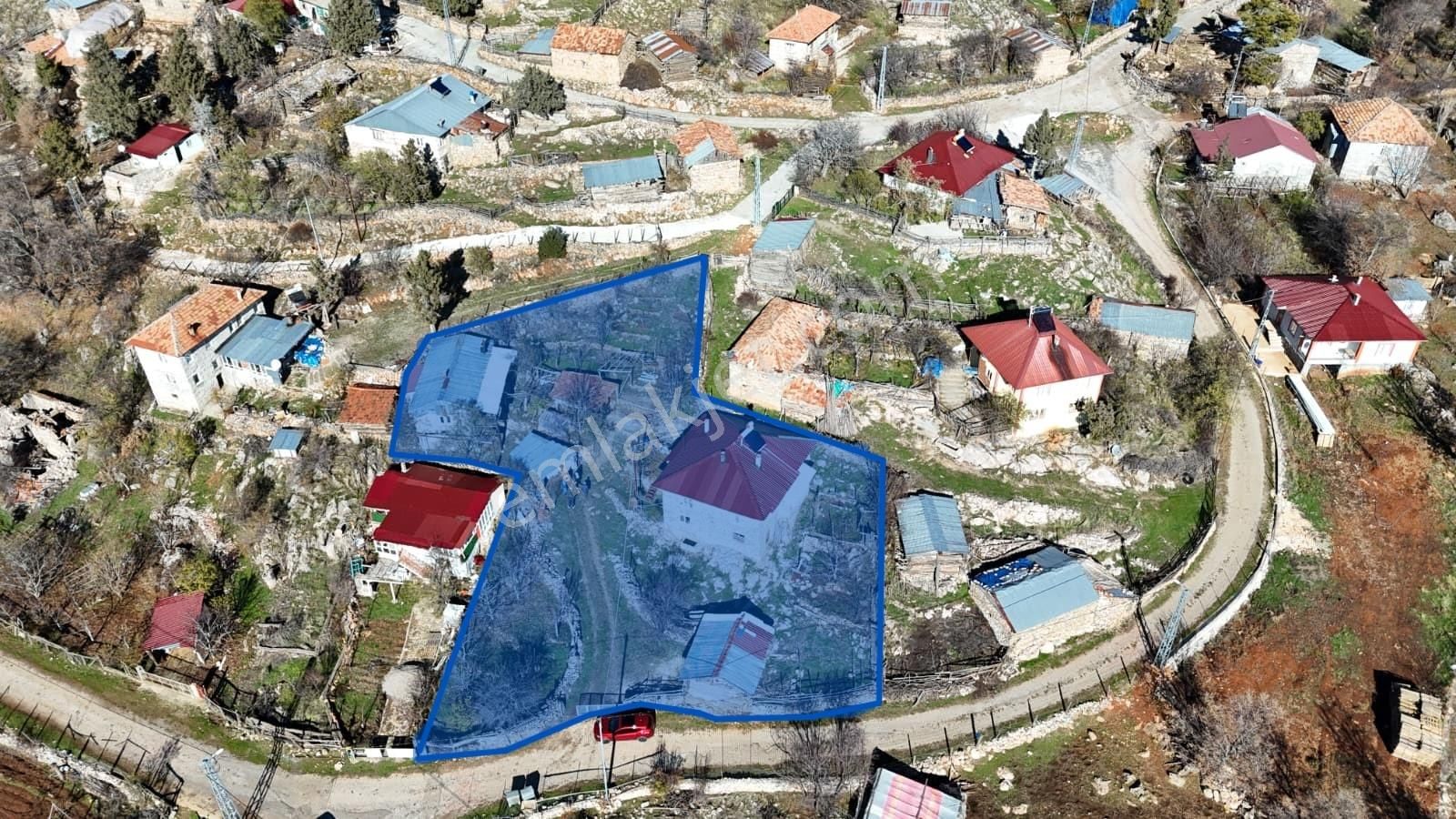 Beyşehir Yeşildağ'da 1385 M2 Arsa İçinde 2 Adet 2 Katlı Taş Ev