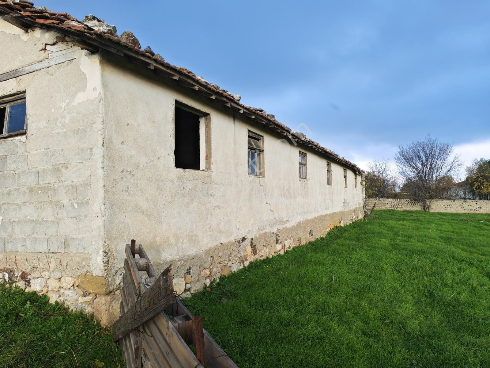 3.100 M² Bahçeli Ev & Arazi -gönen Çığmış Meydanına Cepheli Arsa