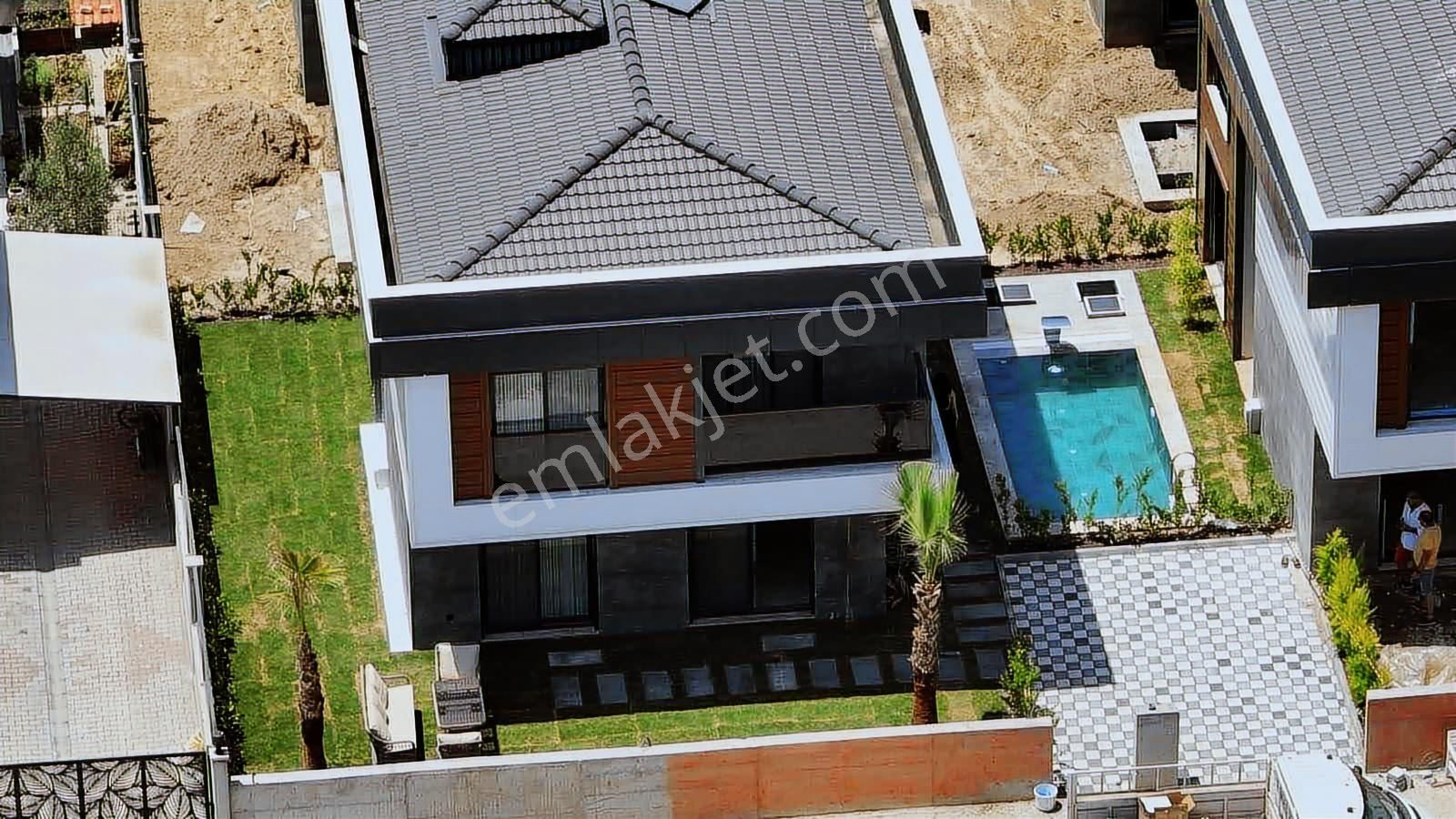 Kuşadası'karaova Mevkiinde Satılık Tek Müstakil 4 + 1 Villa