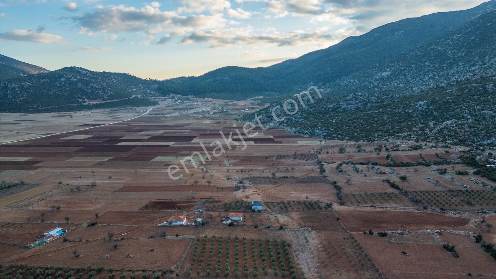 Döşemealtı Akkoçlar'da 3639m2 Tarla Üzerinde 1+1 Müstakil Mülk - Görsel 9