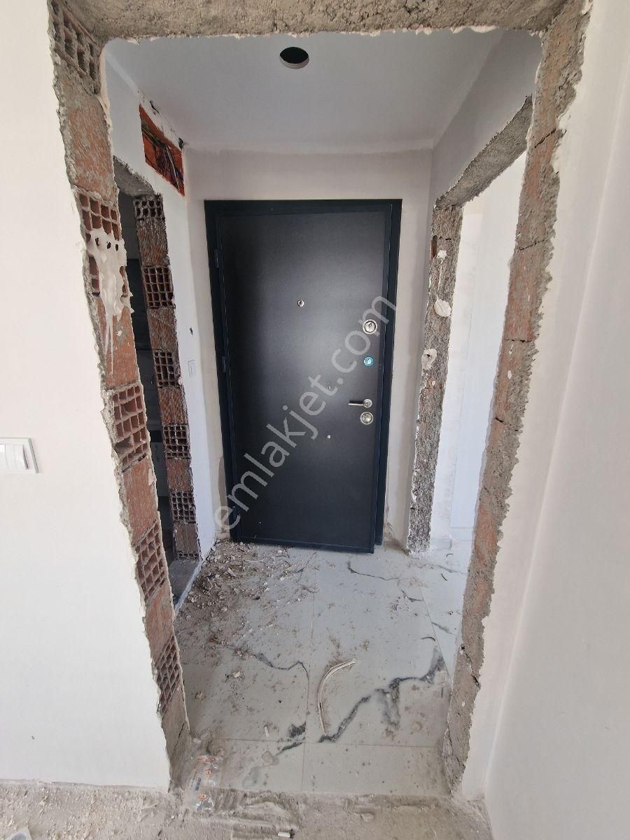 3 Cepheli Ve Geniş 1+1 Daire Köşe Parsel - Görsel 5