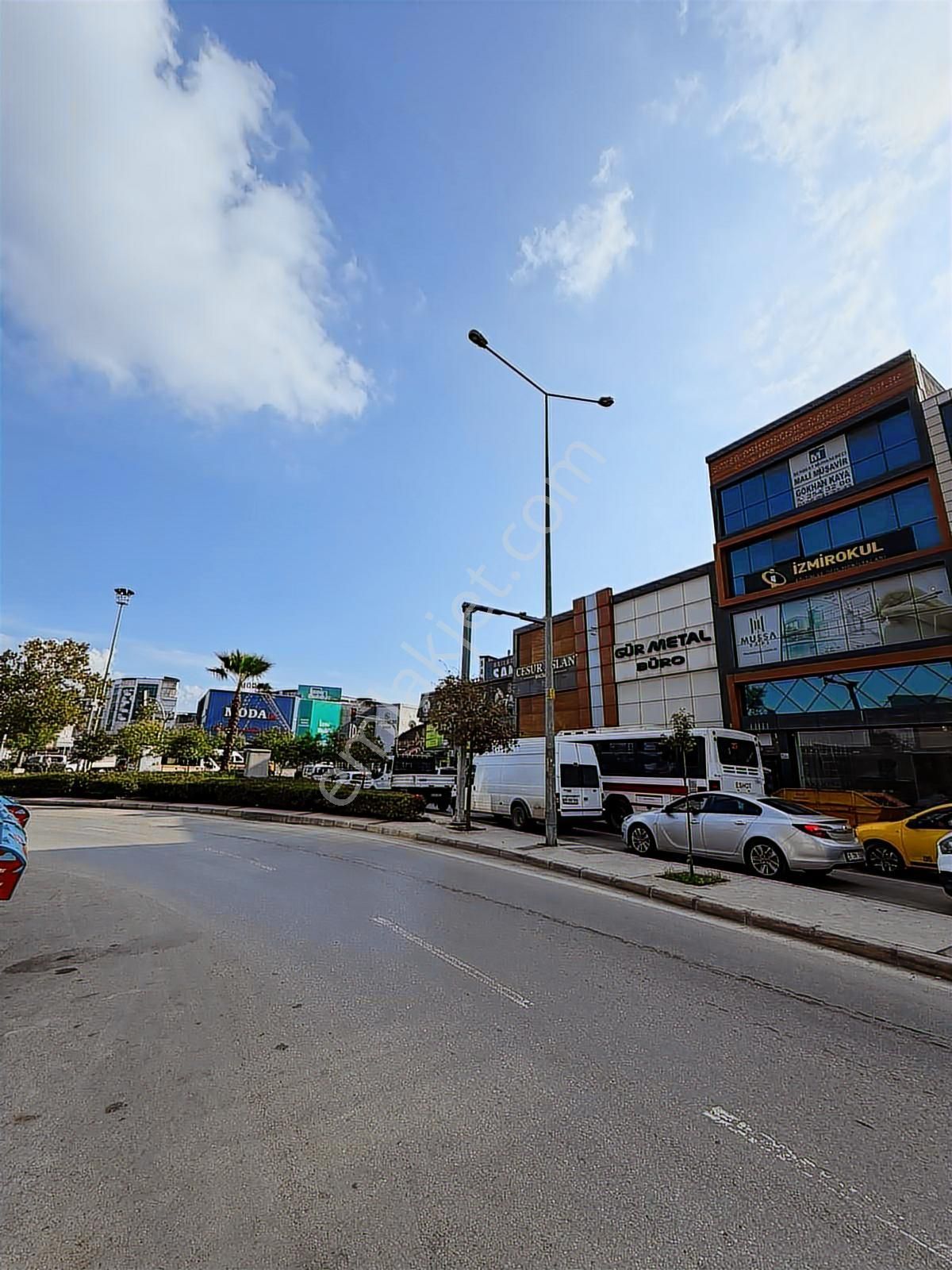 Karabağlar Merkezi Konumda 45 M2 Kiralık Ofis