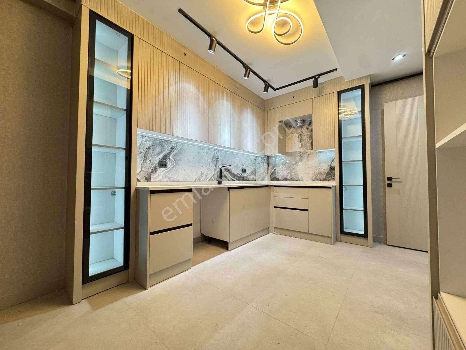 Şemikler'de Köşe Başı Arakat Sıfır Daire 5500.000 Tl Satılık