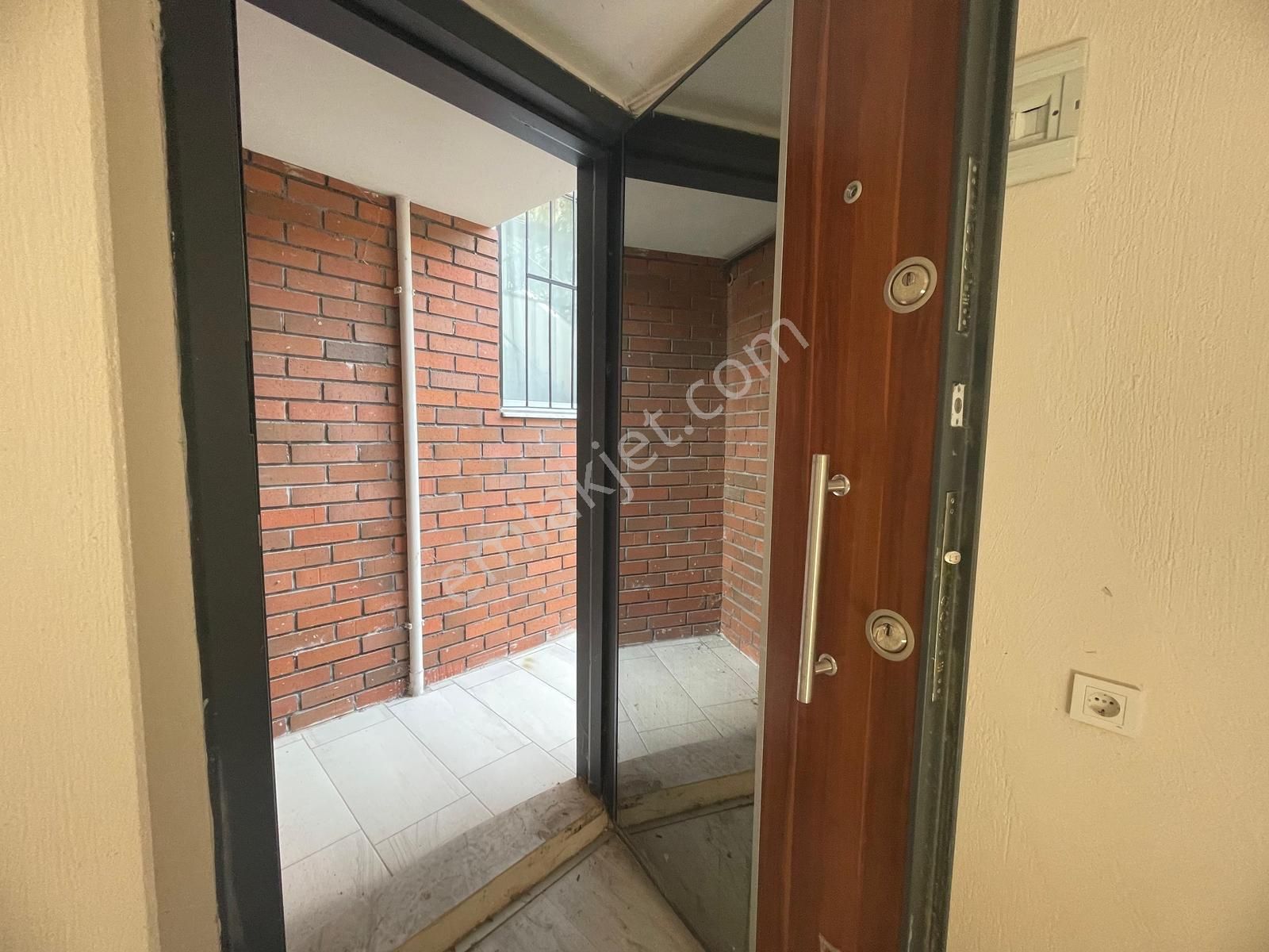 Bornova Atatürk Mahallesi'nde Merkezi Konumda 1+1 Kiralık Daire - Görsel 2