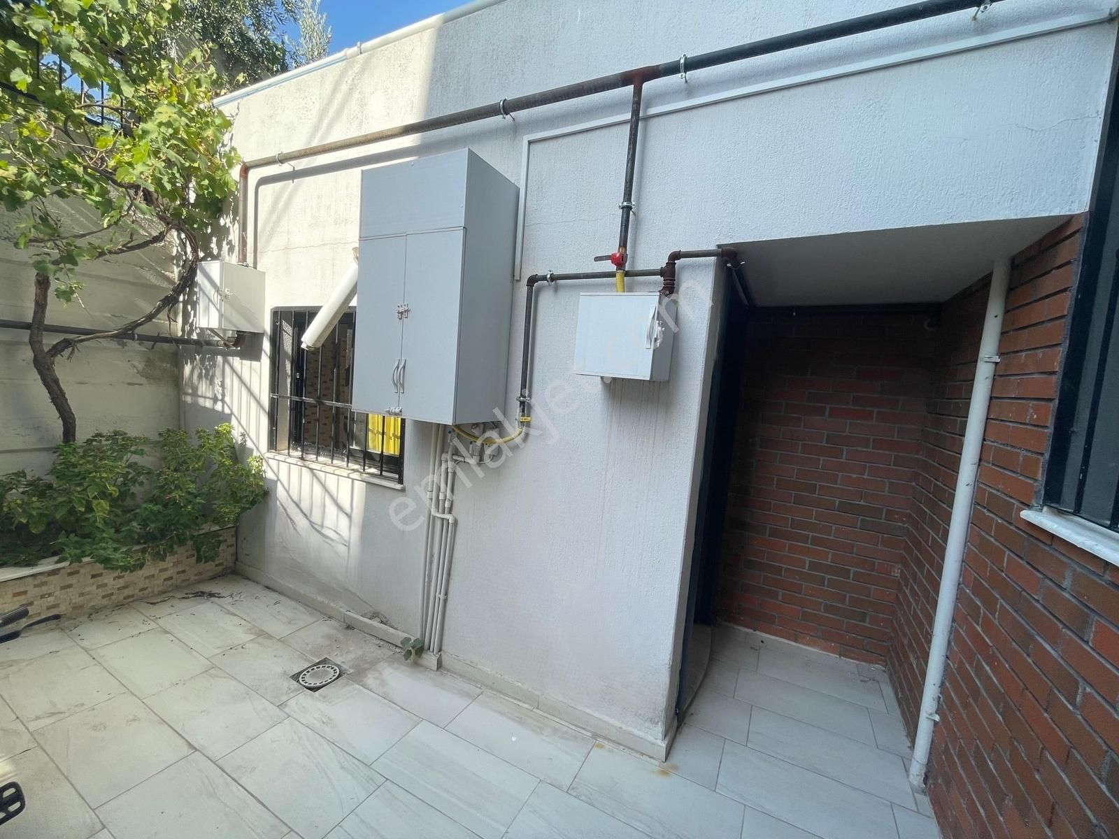 Bornova Atatürk Mahallesi'nde Merkezi Konumda 1+1 Kiralık Daire - Görsel 3