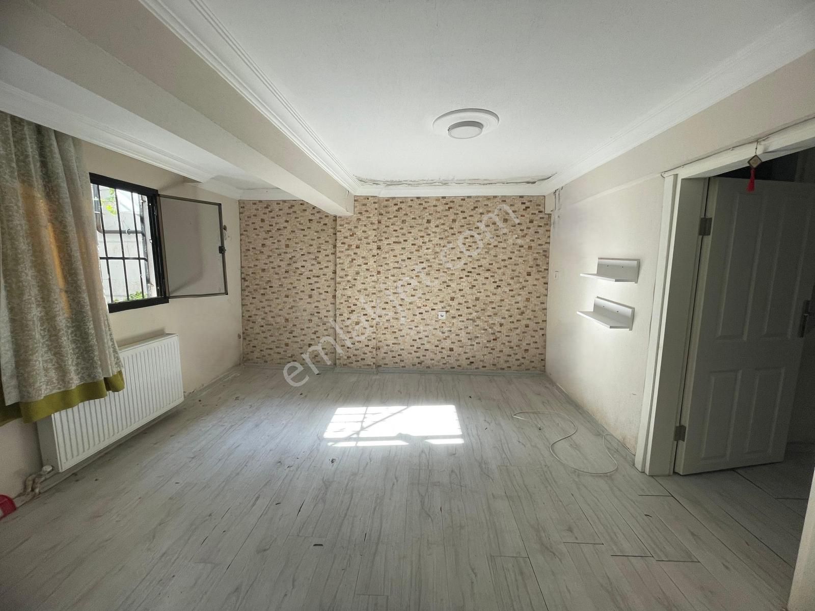 Bornova Atatürk Mahallesi'nde Merkezi Konumda 1+1 Kiralık Daire