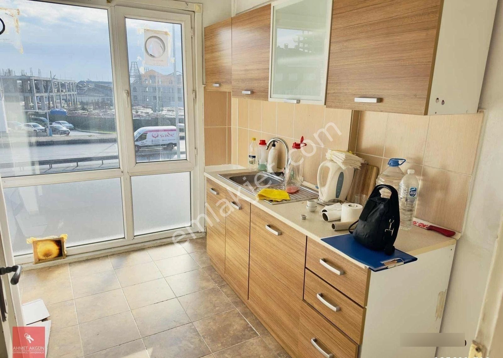 Büyükçekmece Çarşı Merkezde E-5 Cepheli 80 M2 Kiralık Ofis