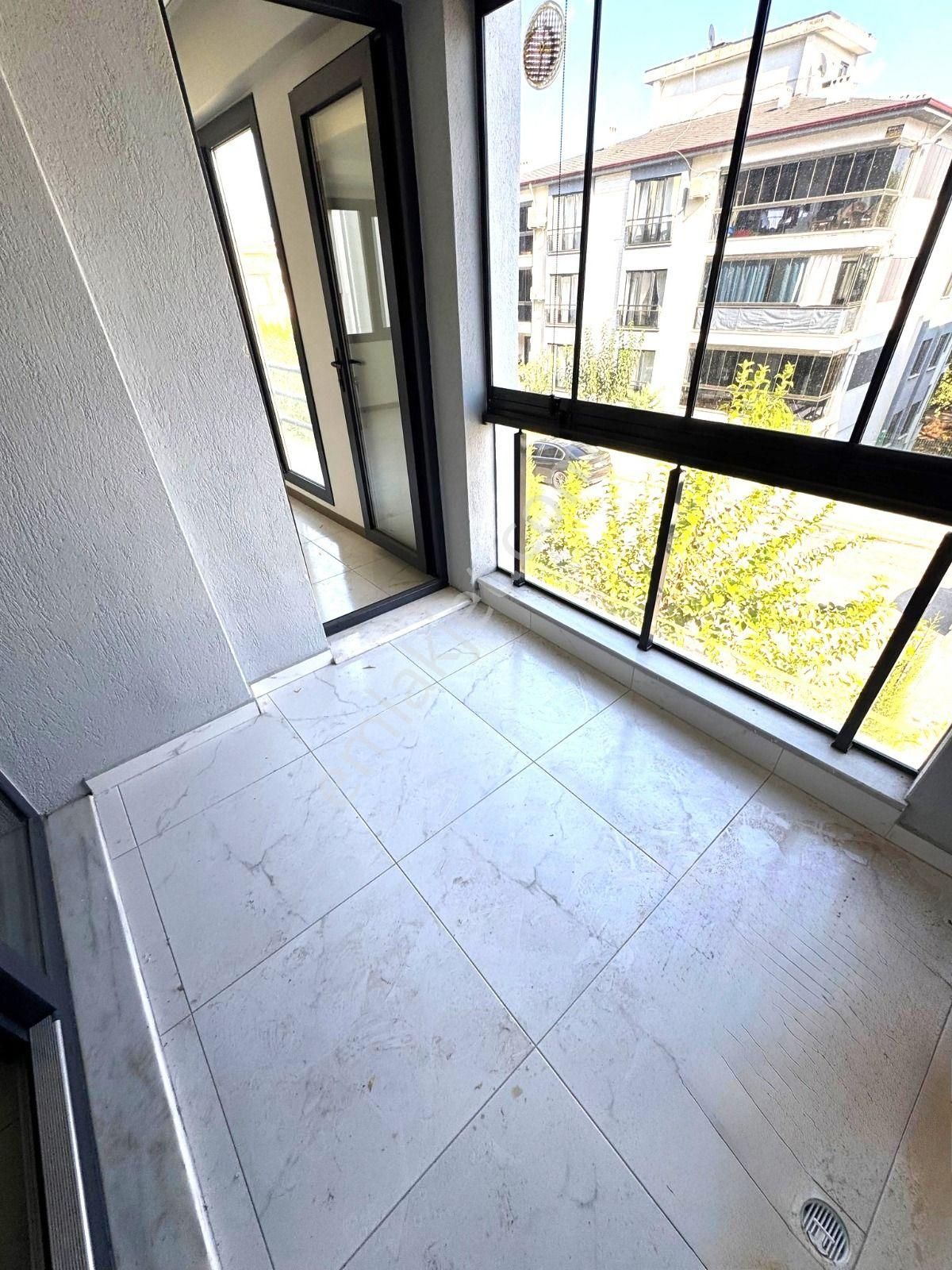 Gümüşçay Mahallesinde Naz Bayrak Üstü Ara Kat Daire - Görsel 2