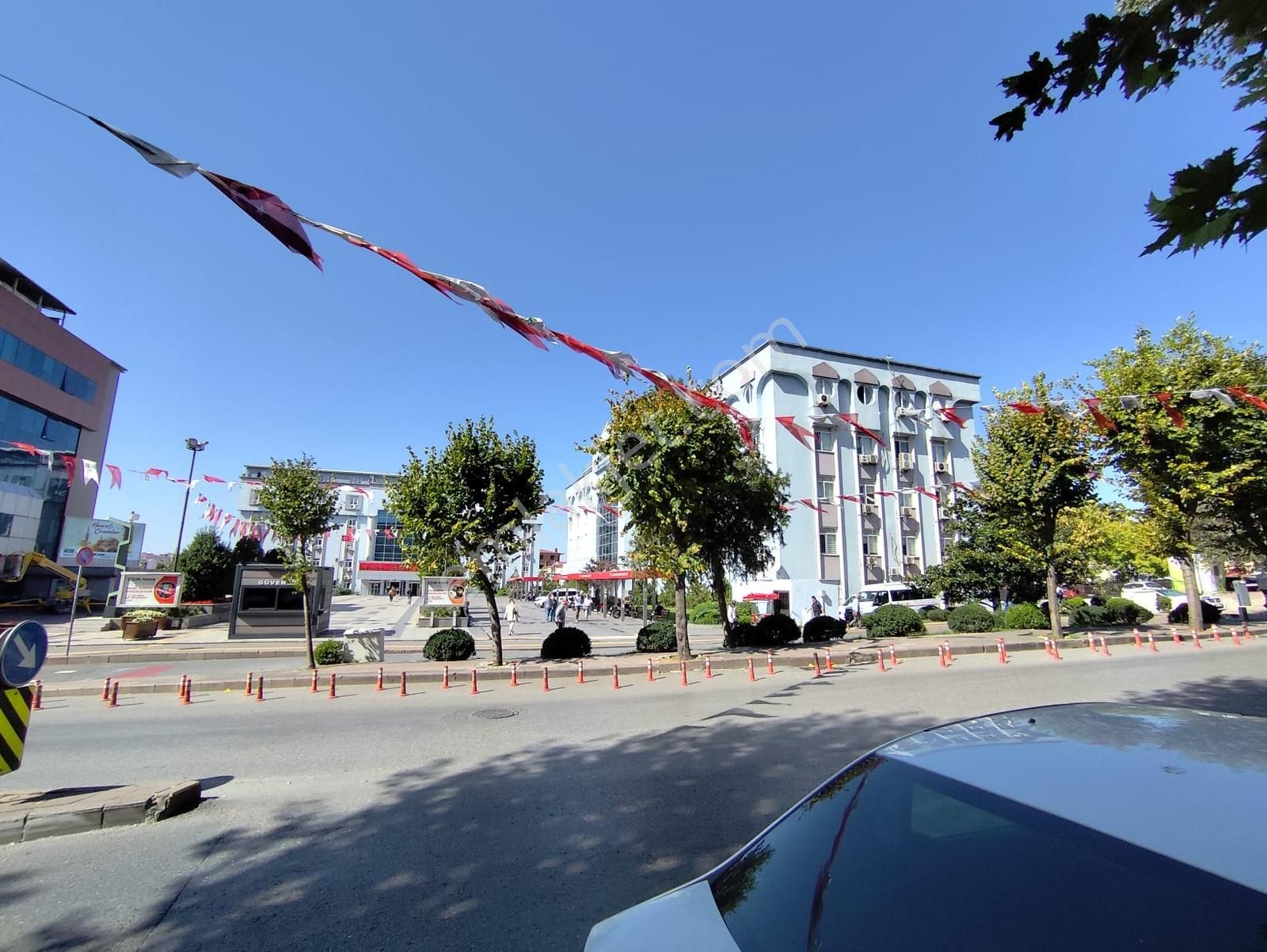 Azmir'den Belediye Karşısı Satılık 40 M2 Ofis Kentsele Girecek