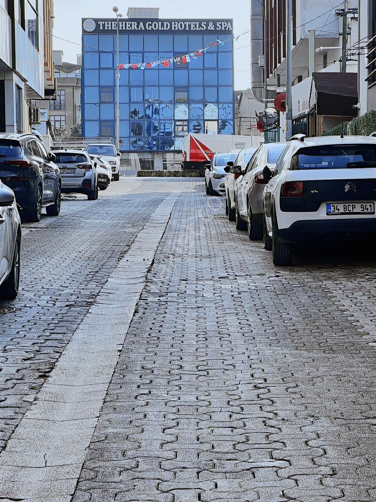 Kayışdagı Merkezde Şenol Sokak'da Kiralık 180 M2 Depo