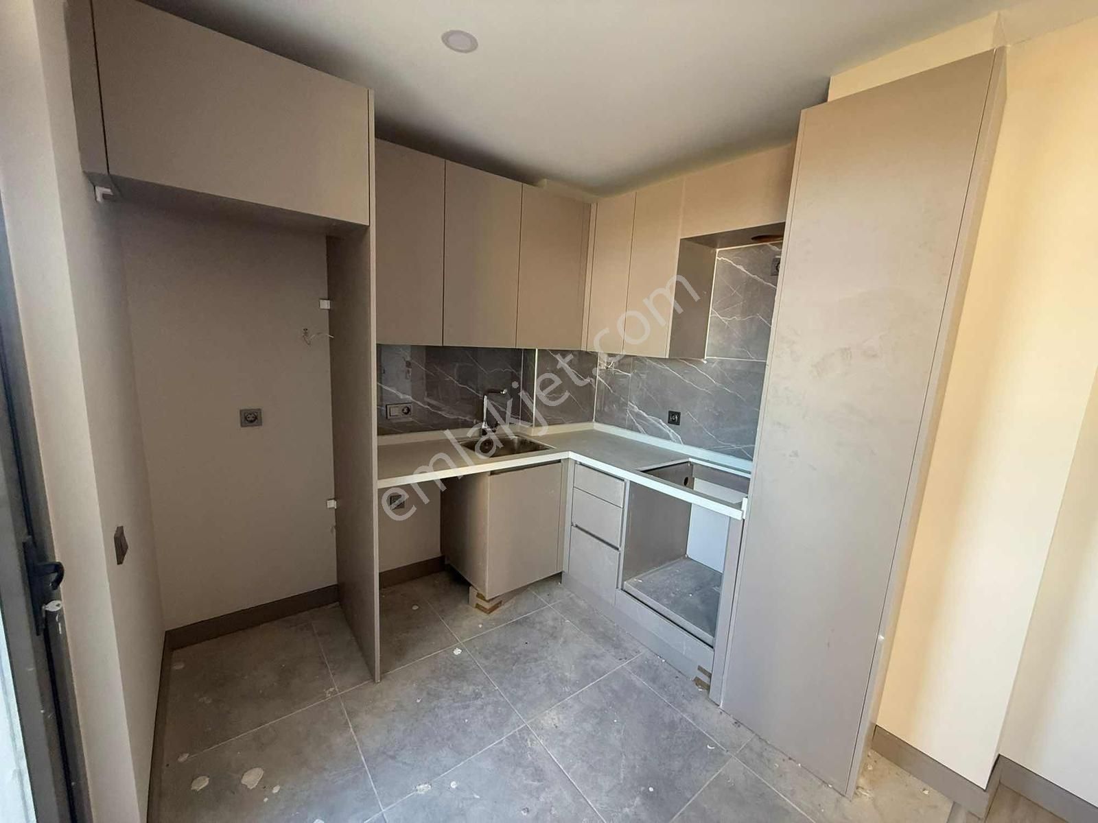 Kızıltoprakda Yatırımlık Kira Getirisi Yüksek 1.sınıf Katta