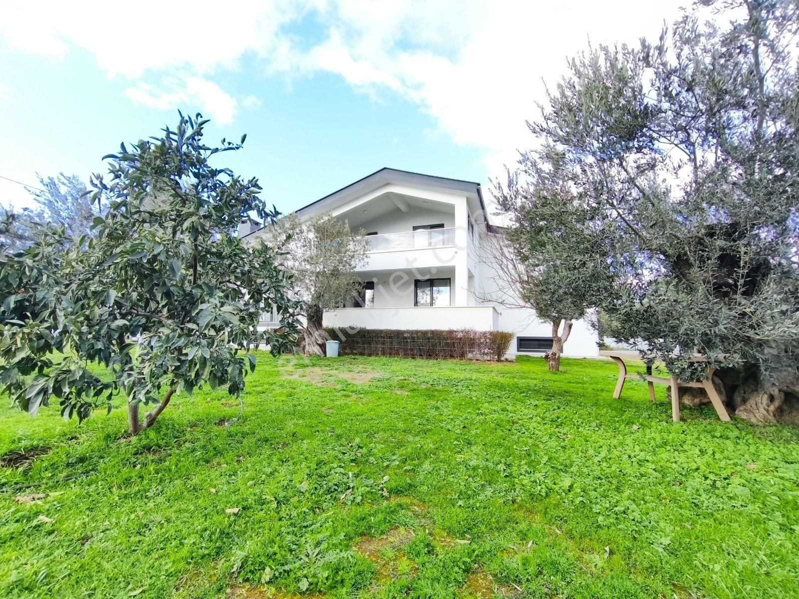 Akçay'da,1262 M2 Arsa İçerisinde 6+2 Prestijli Ve Özel Mülk