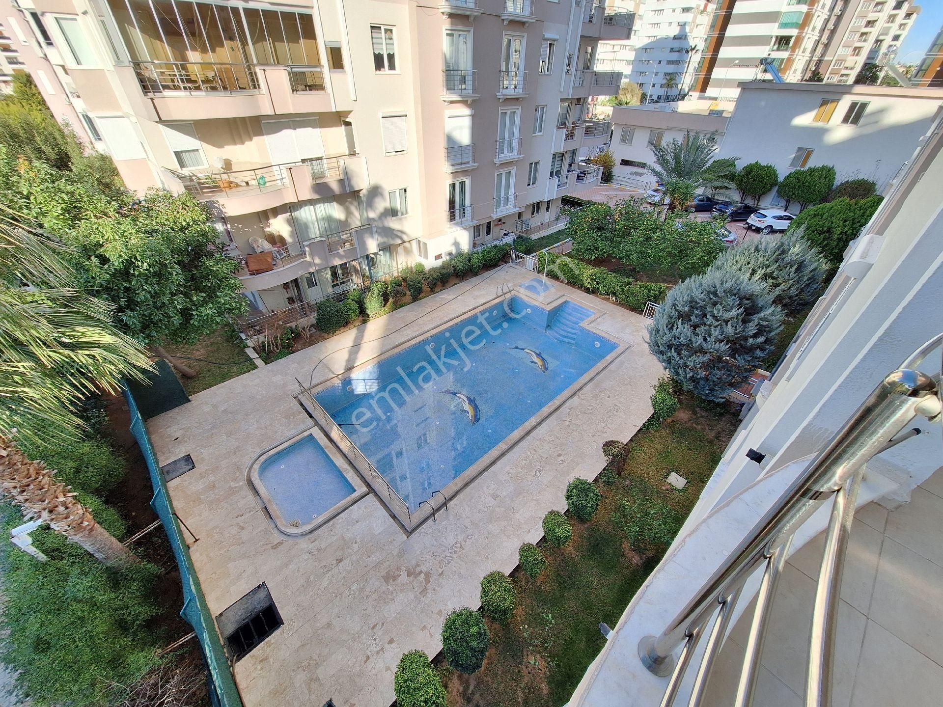 Antalya Konyaaltı Uncalı Mahallesinde Havuzlu Site İçinde Doğalgaz Kombili Kiralık 3+1 Daire