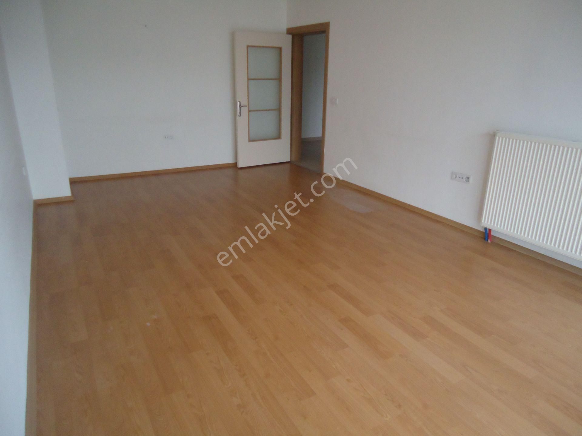 Krc'den Merkezi Konumda Katta Kiralık 3+1 Daire - Görsel 9