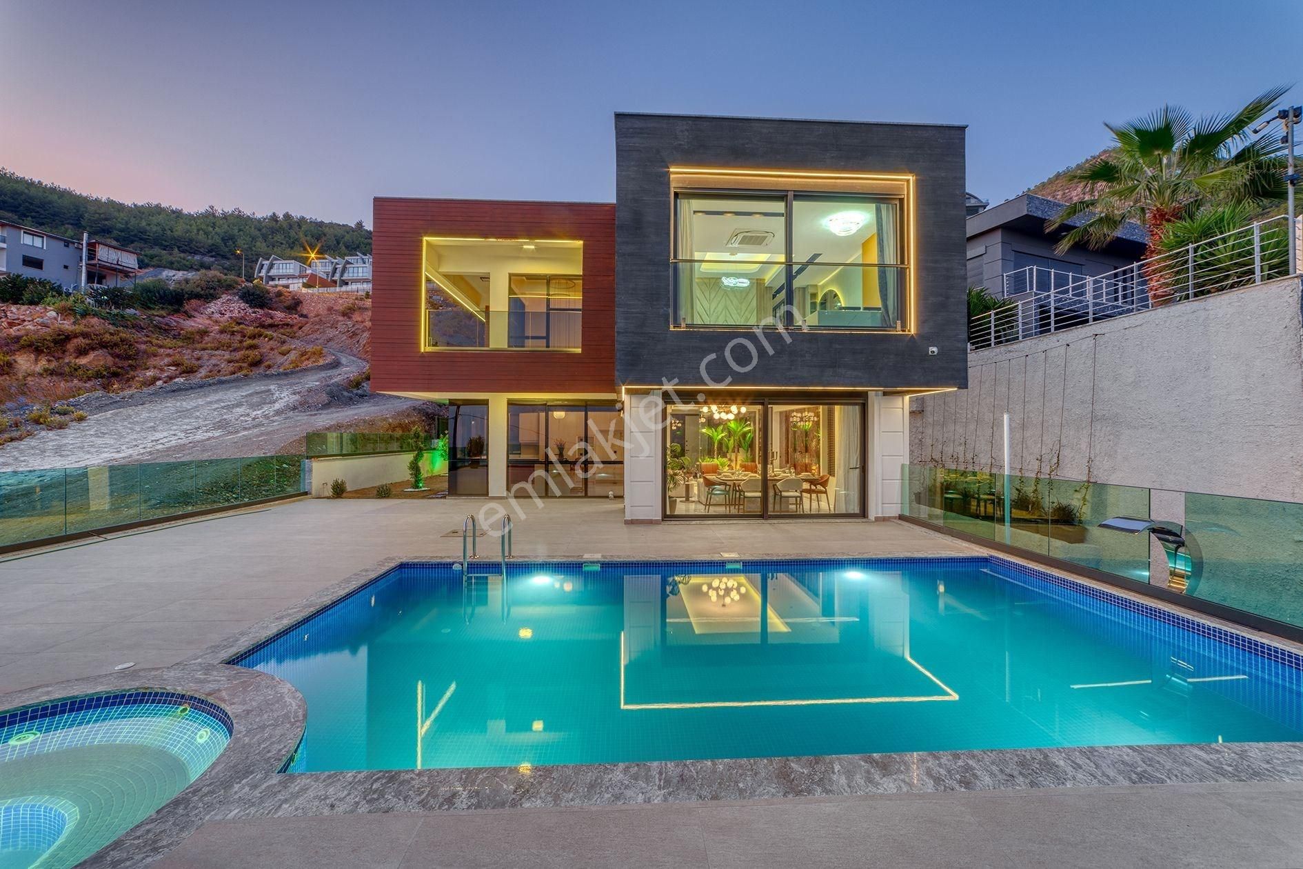 Alanya Tepe Modern Mimariye Sahip 4+1 Eşsiz Manzaralı Özel Villa